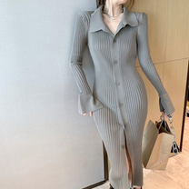 グレージュのリブニットシャツワンピースを着た女性。スリット入りで大人っぽく見える春秋冬デート服。