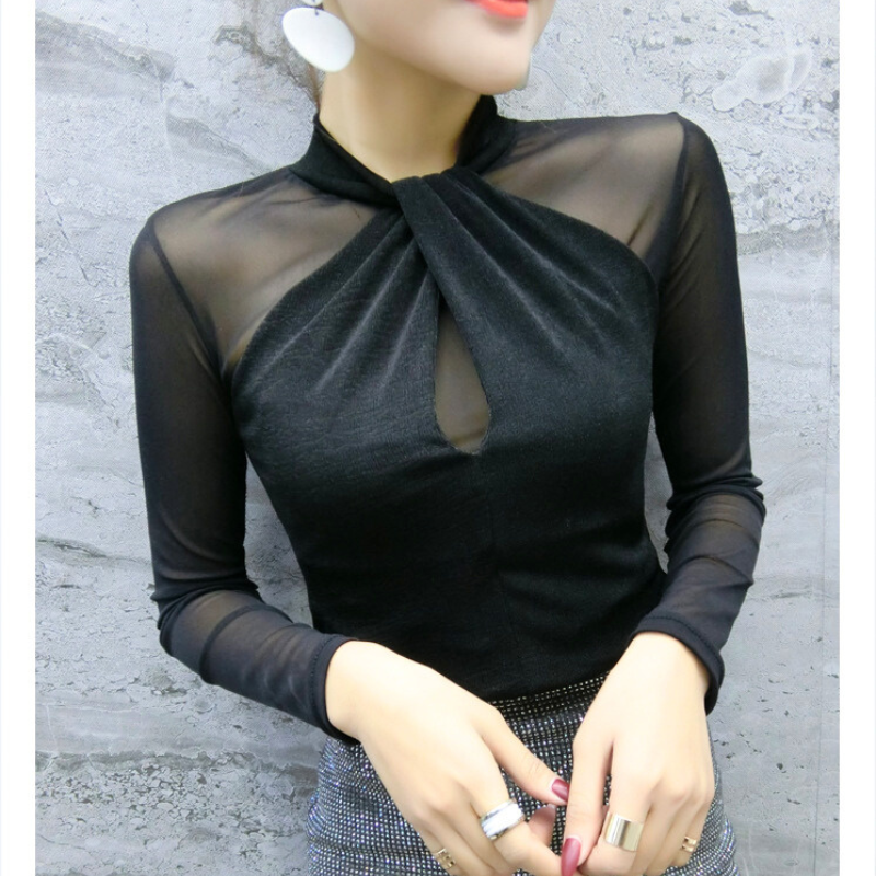 シアーメッシュのツイストデザイントップスを着た女性。デコルテが映える春秋のデートコーデ。