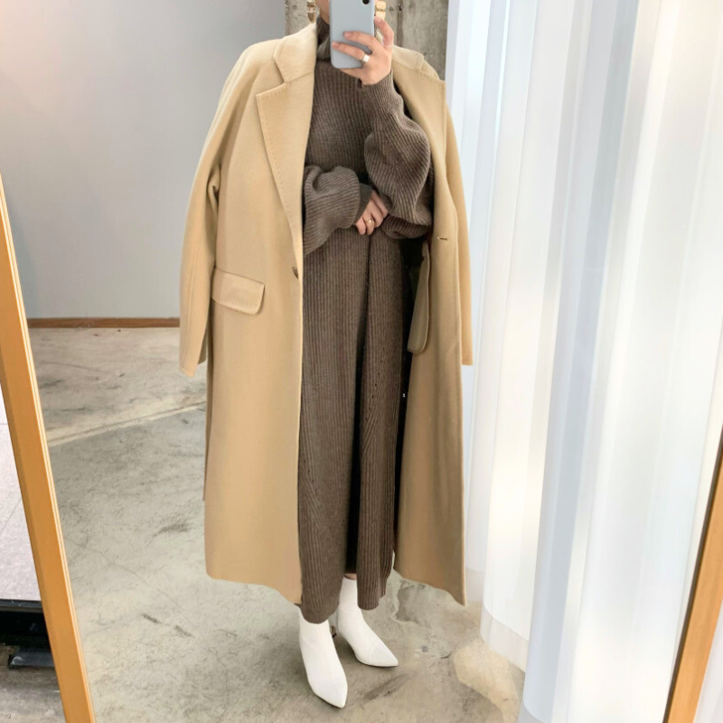 きれいめアウターと合わせたブラウンロングニットワンピースのコーデ例