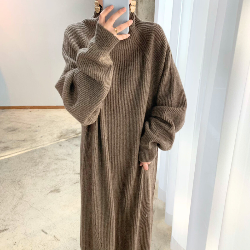 ふんわり袖で可愛さを引き立てるブラウンロングニットワンピースのアップ