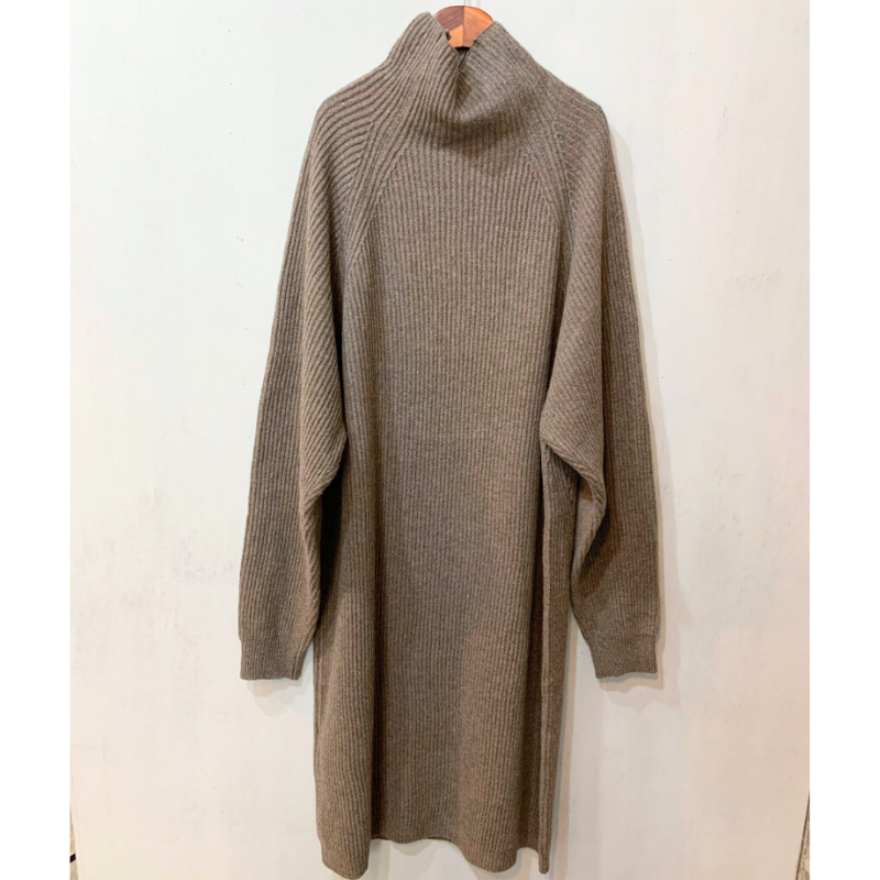 ゆるタートルが今っぽいブラウンのロングワンピース正面シルエット