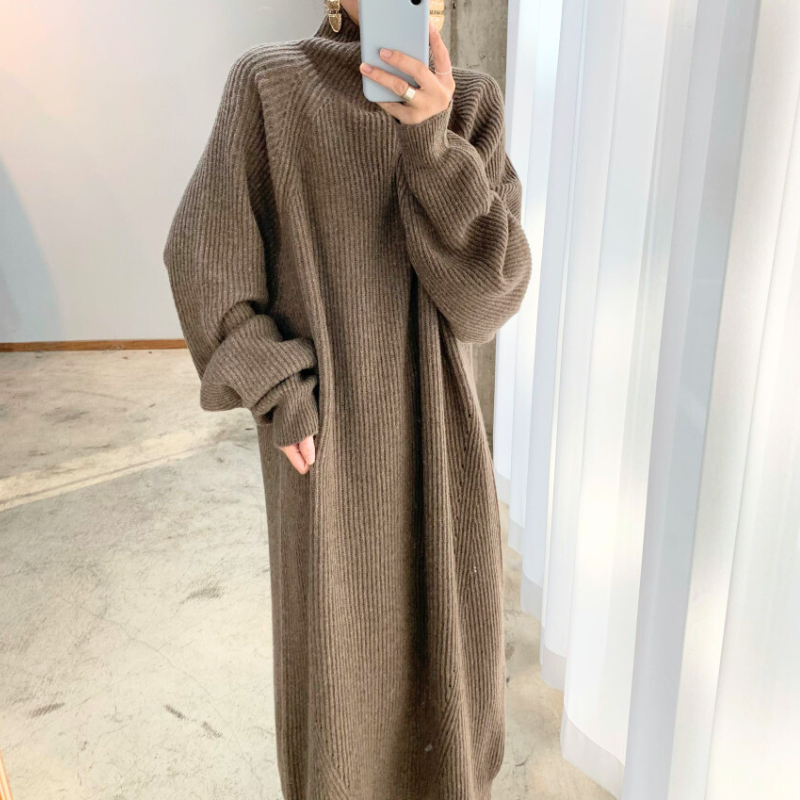 30代女性が着こなすブラウン系ロングニットワンピースの冬デートコーデ