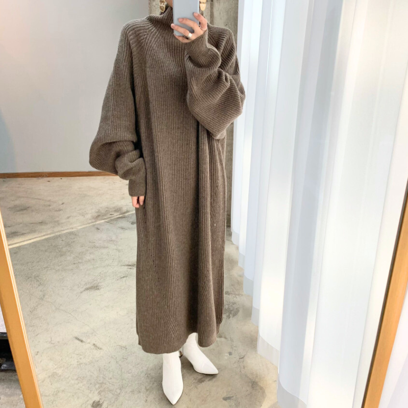 大人っぽく上品なブラウンのゆるタートルロングニットワンピースを着た女性