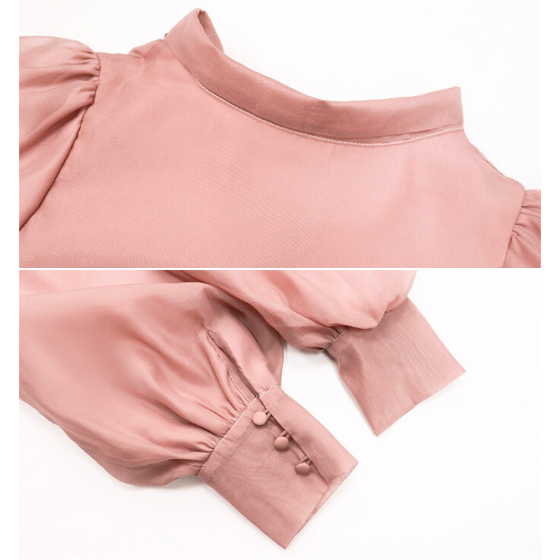 シフォン素材の袖とネックデザインが可愛いピンクブラウス