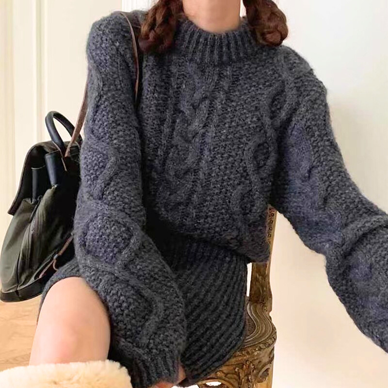 グレーのケーブルニットワンピースで大人っぽく｜彼女に着てほしい落ち着きカラー