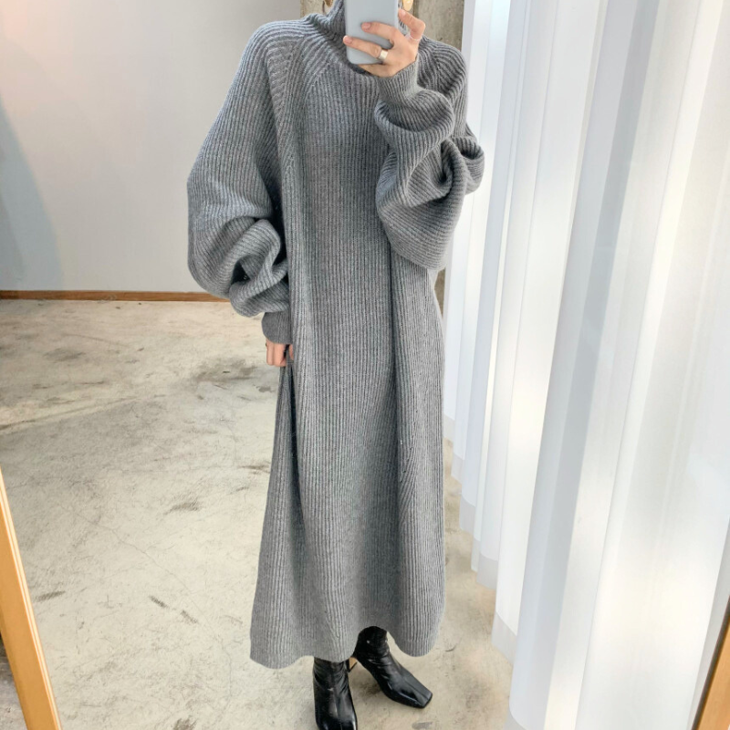 シンプルで細見えするグレーニットワンピースの正面シルエット