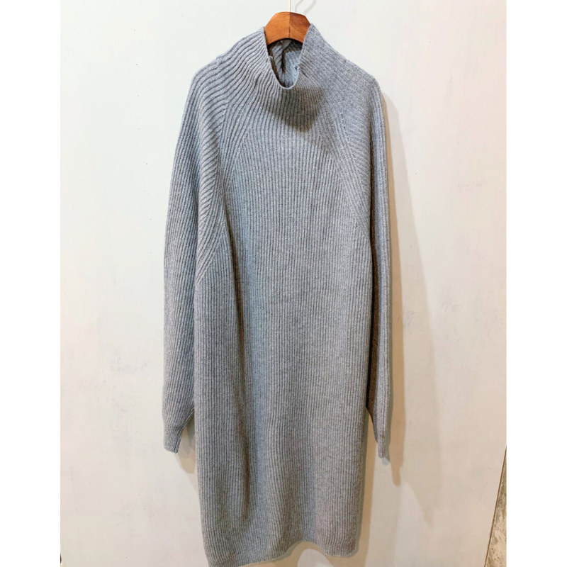 冬のデート服として人気のグレーロングニットワンピースのスタイリング例