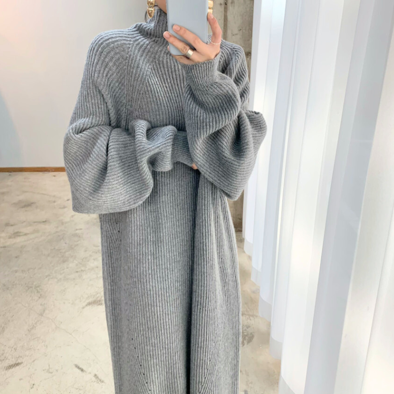 ゆったりタートル×ふんわり袖で華奢見えするロングニットワンピースの前面アップ