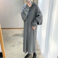 冬コーデに映えるグレーのゆるタートルふんわり袖ロングニットワンピースを着た30代女性の全身コーデ