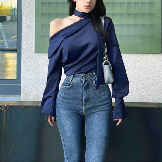 斜めラインが美しいワンショルダートップスを着用した女性（ネイビー）