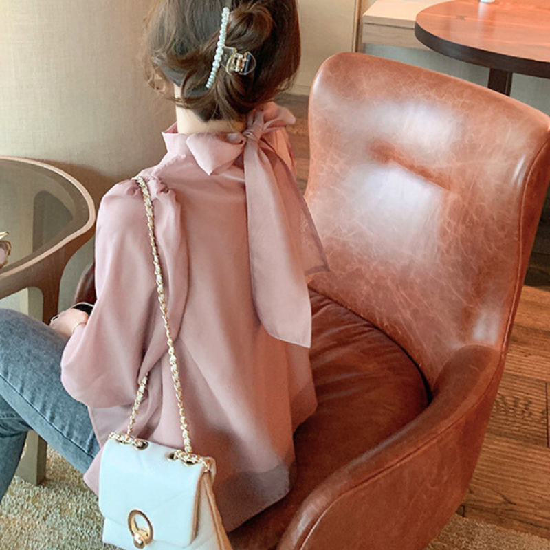 後ろ姿が可愛いバックリボンデザインのピンクブラウス