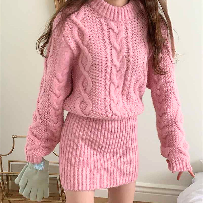 ピンクのケーブル編みニットワンピースで可愛げたっぷりなデートコーデ｜彼氏ウケ抜群