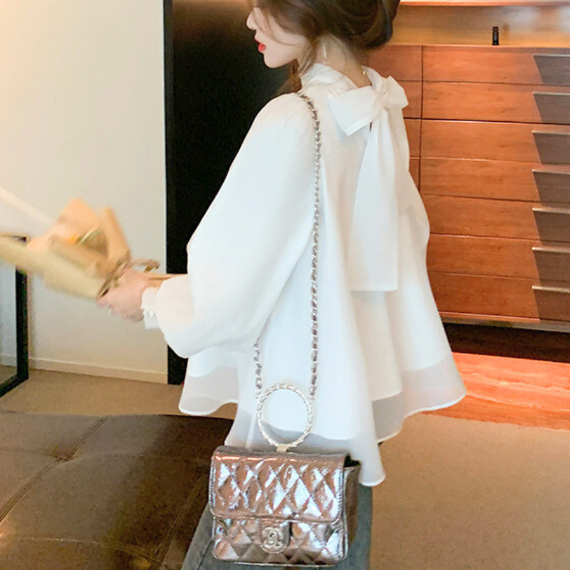 後ろリボンが印象的なホワイトブラウス 大人可愛い彼女コーデ