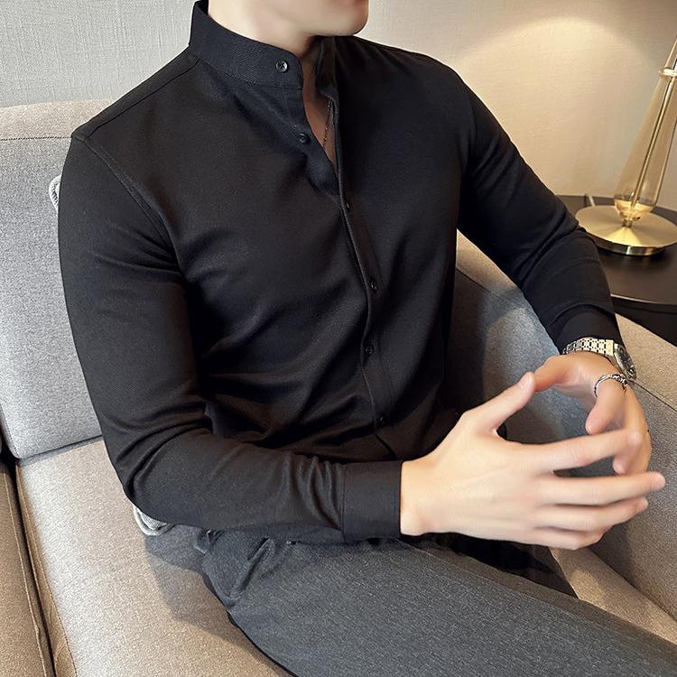 ブラックのシャツをクールな雰囲気でコーデ