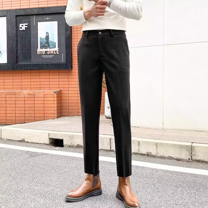 ブラックのウール調テーパードスラックス着用写真（正面）