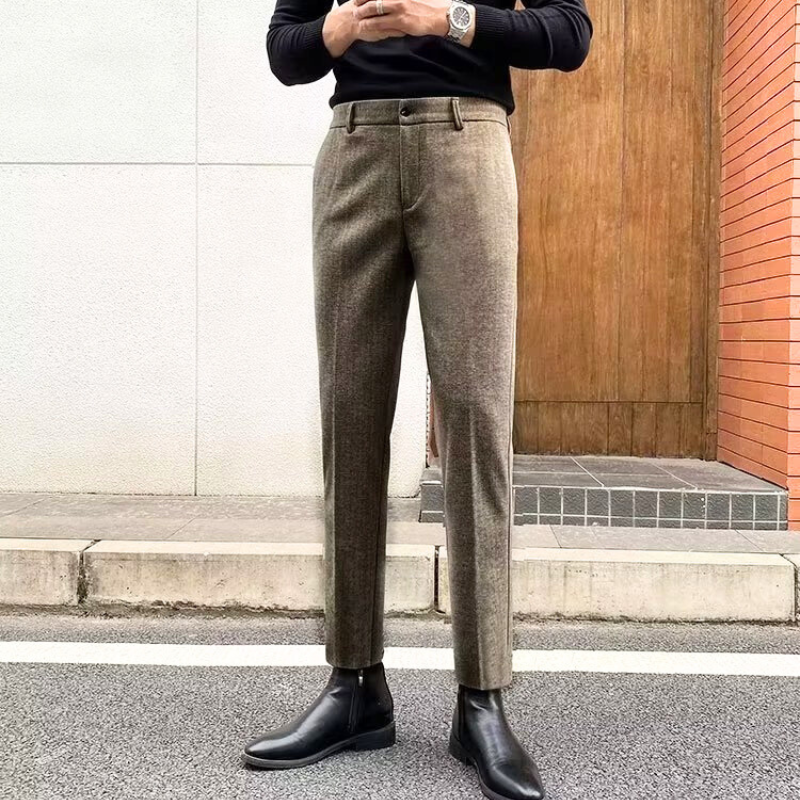 ライトブラウンのウールライクテーパードスラックスの着用イメージ（正面）