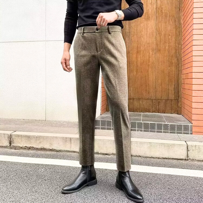 ブラウンのウールライクスラックス着用写真（全身コーデ）