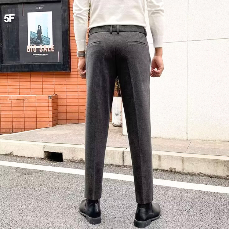 ダークグレーのスラックス着用イメージ（バックスタイル）