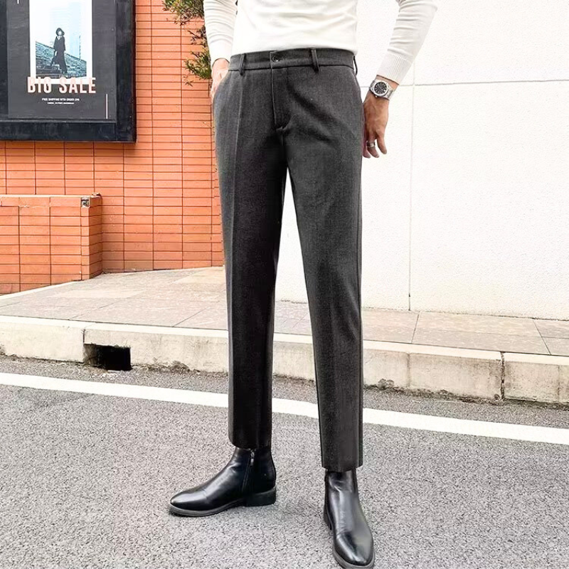 ダークグレーのウールライクテーパードスラックス着用コーデ（正面）