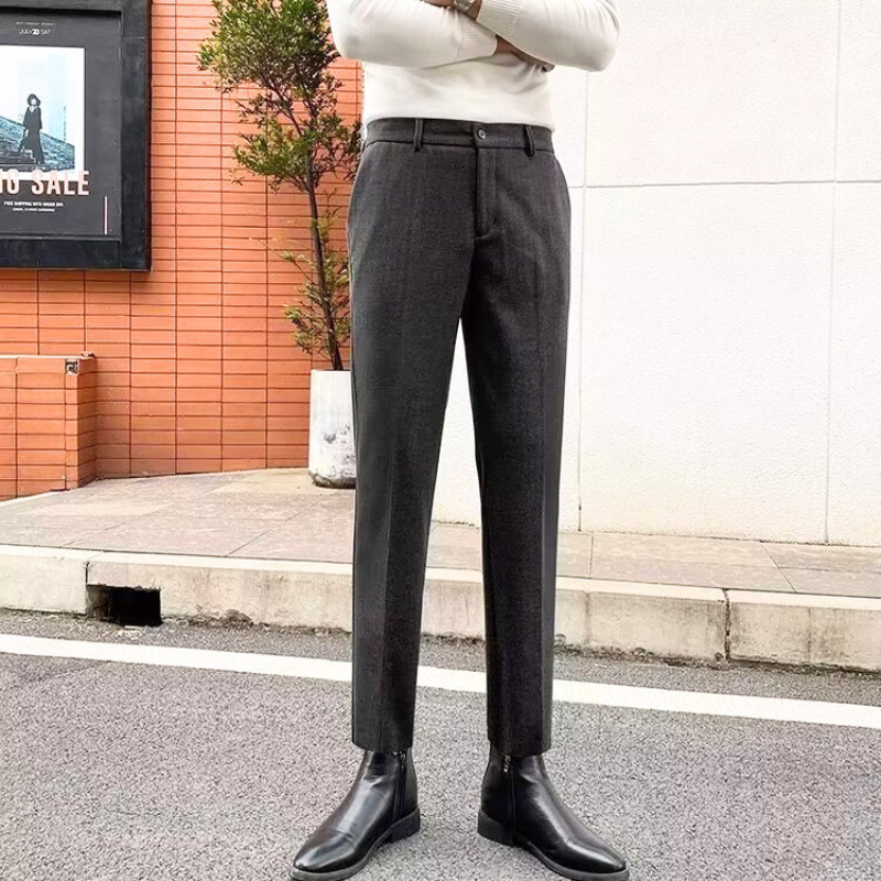 グレーのウール調テーパードスラックス着用写真（正面）