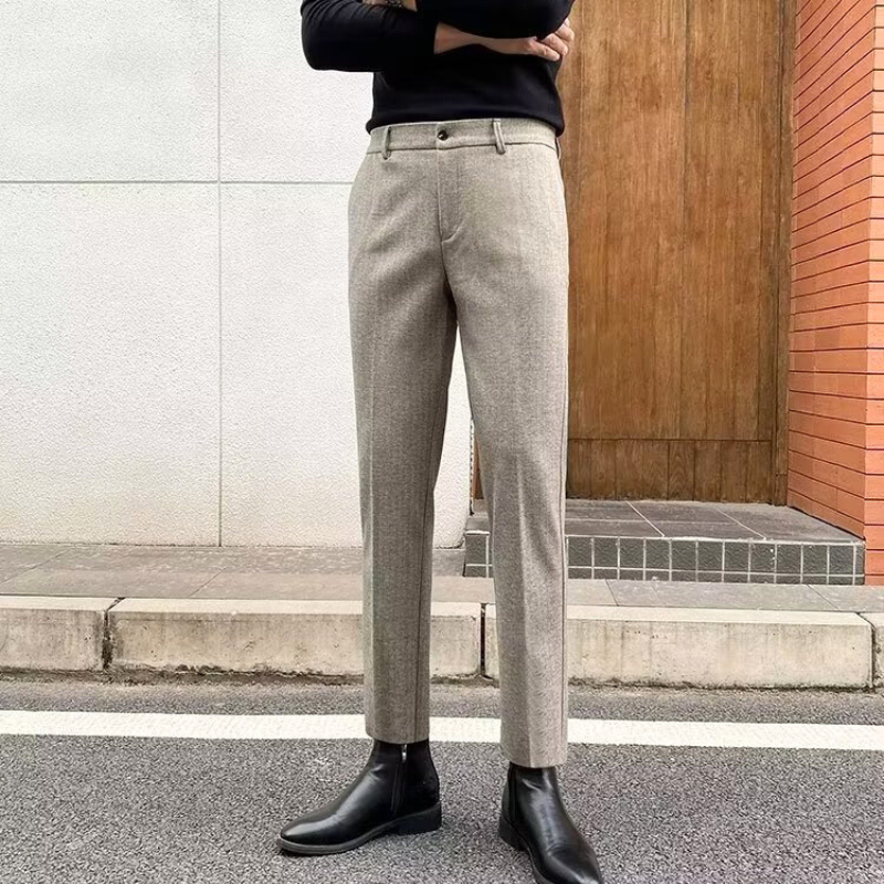 ウールライク素材のライトカーキテーパードスラックスを着用した全身コーデ