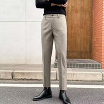 ウールライク素材のライトカーキテーパードスラックスを着用した全身コーデ