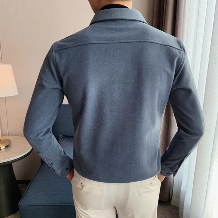 背面から見たブルーのフェイクレイヤード厚手シャツ