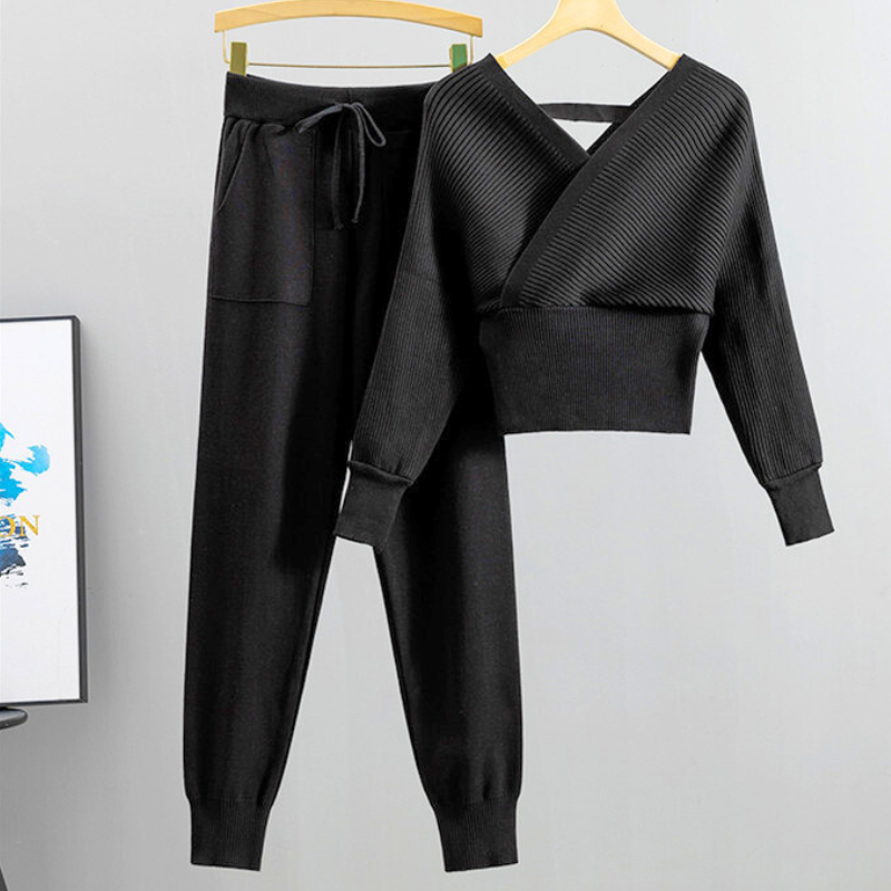 ブラックのカシュクール風リブニットセットアップ商品画像（上下セット）