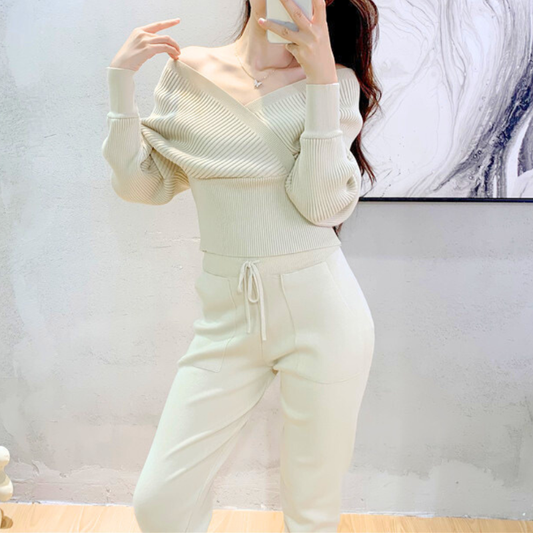 アイボリーのリブニットセットアップ着用（全身・正面）