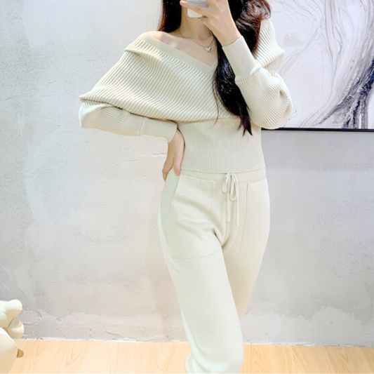 アイボリーのカシュクール風リブニット×ジョガーパンツ セットアップ着用（上半身寄り）