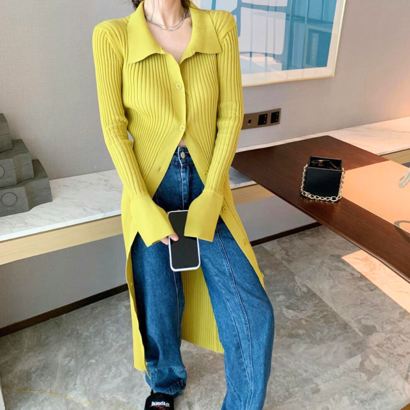 イエローのロングカーデ風ワンピース。ボタンを開けて抜け感のある春秋スタイルに。