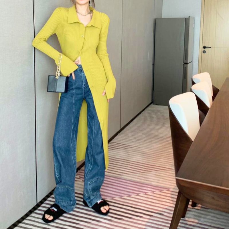 明るいイエローのリブシャツワンピースで春の休日を楽しむ女性。