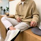 ベージュのジップニットをラフに着たカフェコーデ
