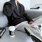 ブラックのジップニットとグレースニーカーのカフェスタイル