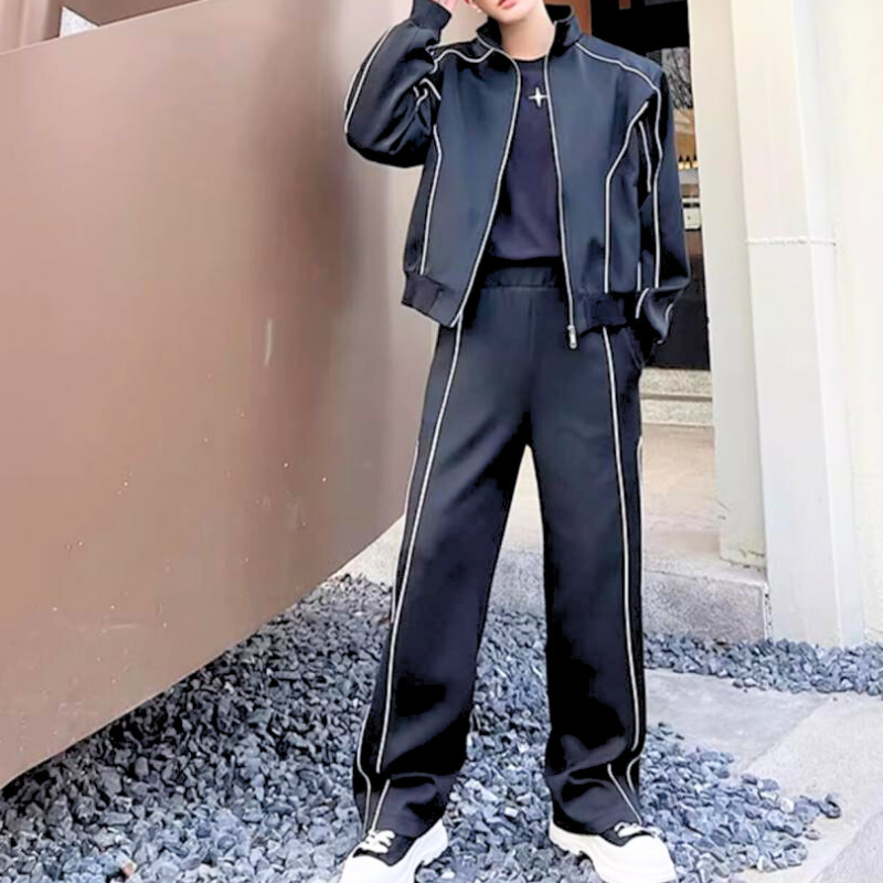 黒のジャージセットアップと黒Tシャツのコーディネート