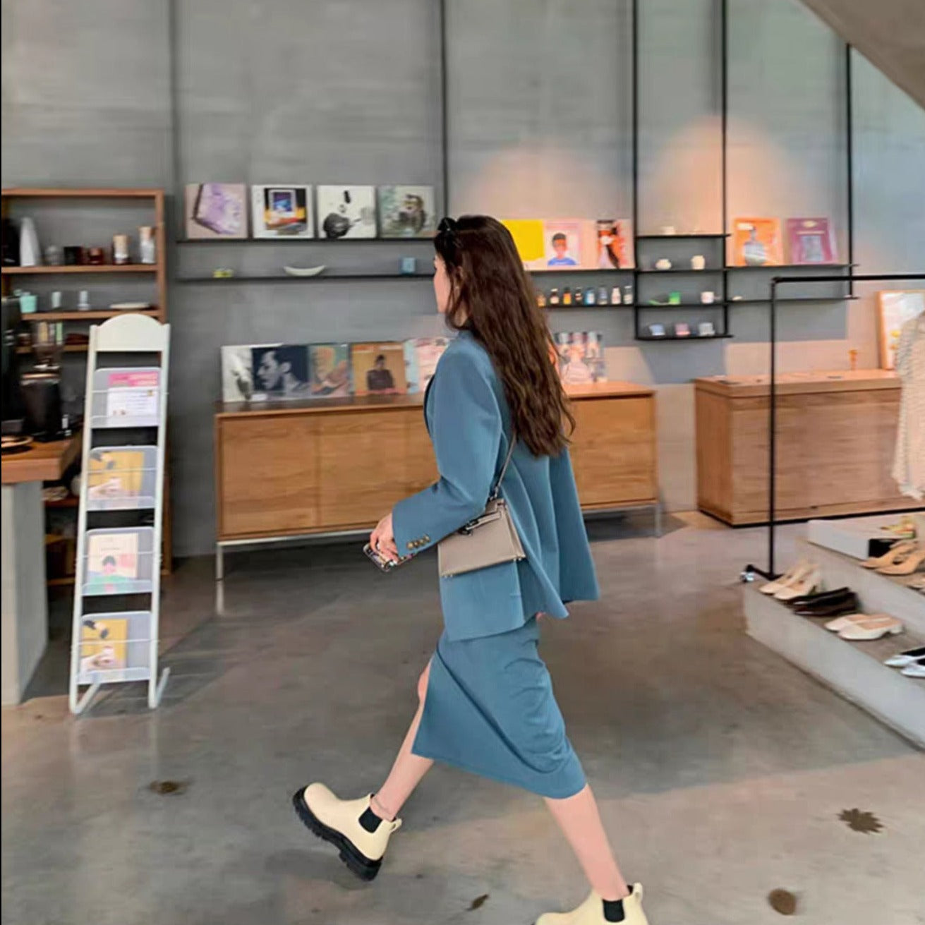 ジャケットを羽織ったキャミワンピースの歩き姿 デートコーデ