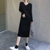 ブラックのタイトリブニットワンピースをシンプルに着こなし、大人の落ち着いた雰囲気を演出するスタイル