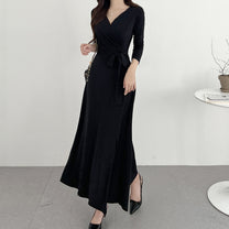 ブラックのカシュクールVネック スリットロングワンピースを正面から撮影し、モードな大人コーデを演出