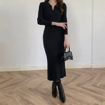 ブラックの襟付きリブニットタイトワンピースを正面から撮影。上品な色気が際立つ