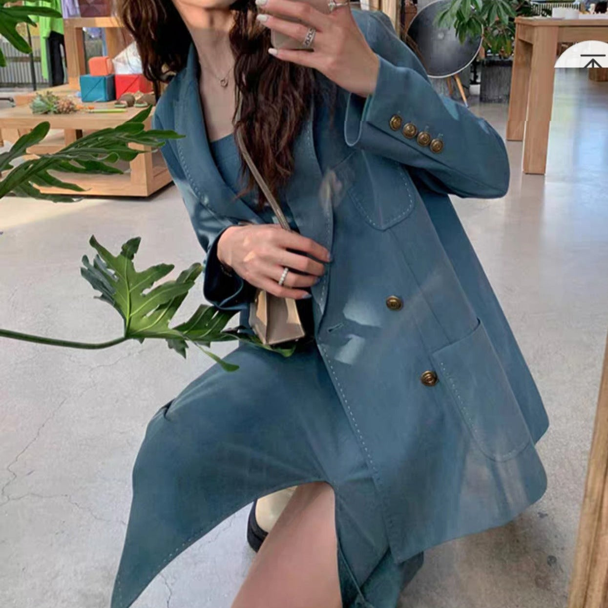 テーラードジャケットを羽織った色気控えめデート服